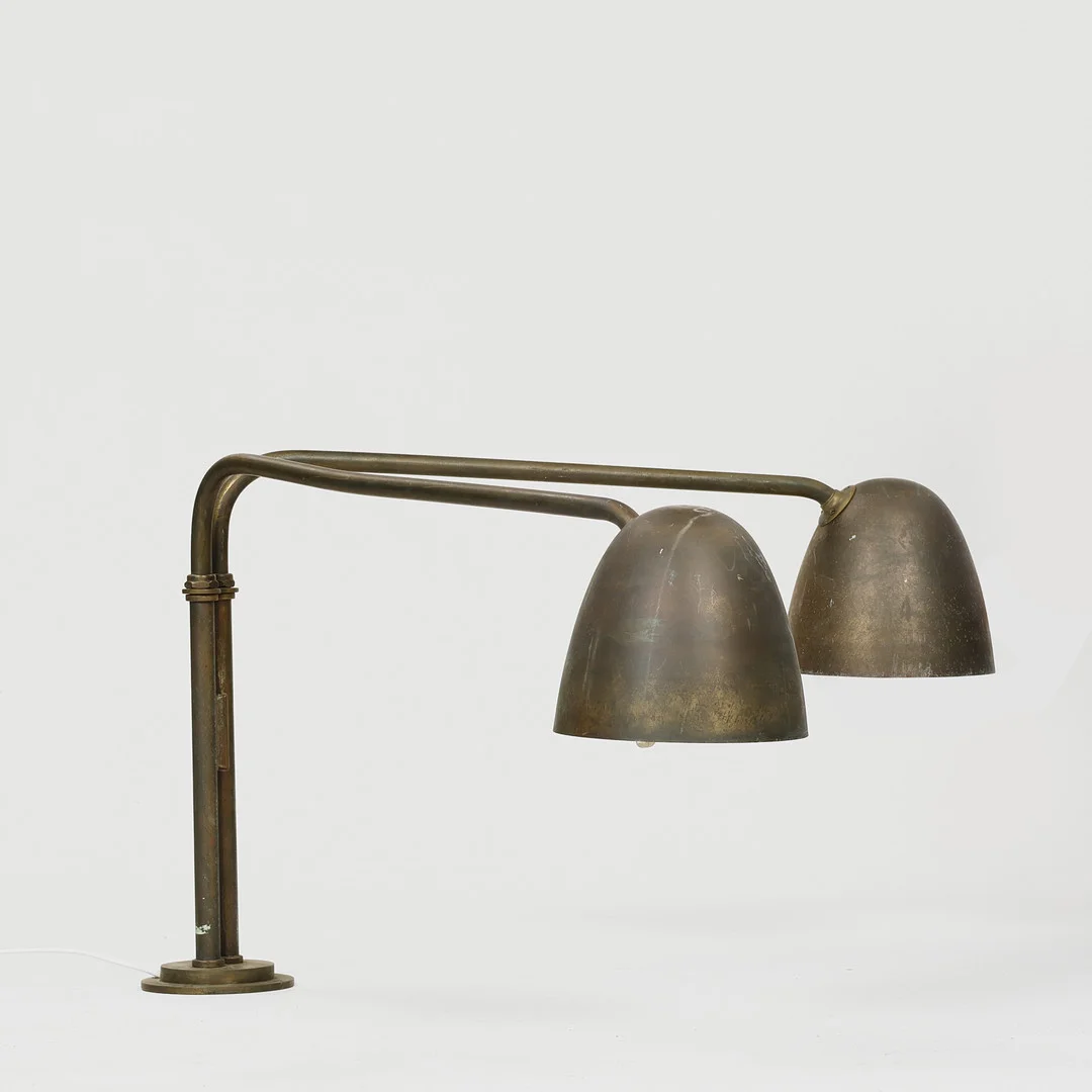 Louis Poulsen. Pultlampe / bordlampe af messing med to drejelige arme, 1930-40'erne. — Table Lamps — Palsgaard Kunstauktioner