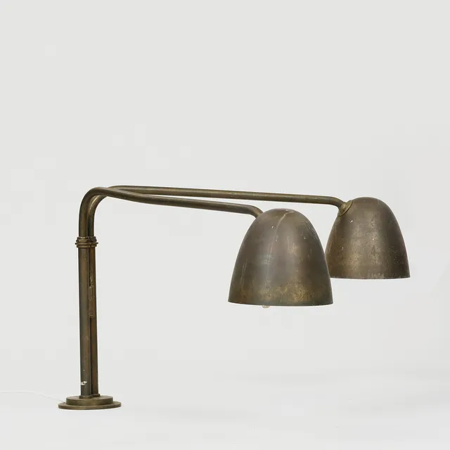 Louis Poulsen. Pultlampe / bordlampe af messing med to drejelige arme, 1930-40'erne.
