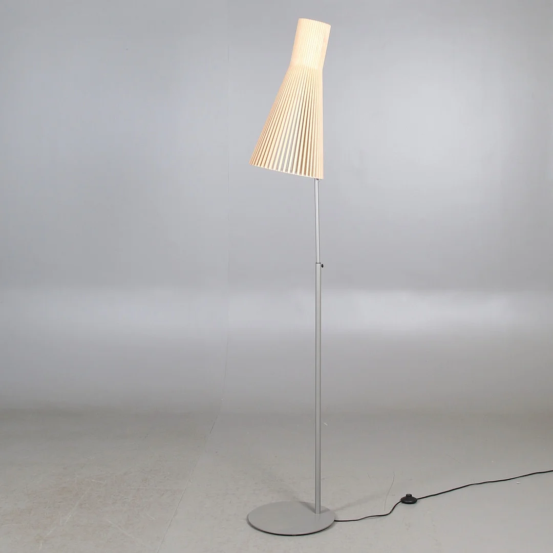 SEPPO KOHO. Golvlampa, björk, metall, "Secto 4210", Secto Design, Finland, 2000-tal. — Floor lights — Stadsauktion Sundsvall