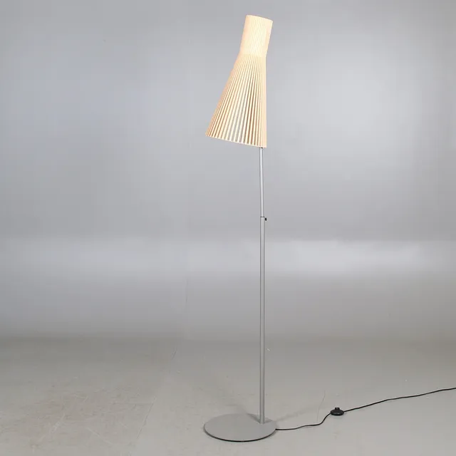 SEPPO KOHO. Golvlampa, björk, metall, "Secto 4210", Secto Design, Finland, 2000-tal.