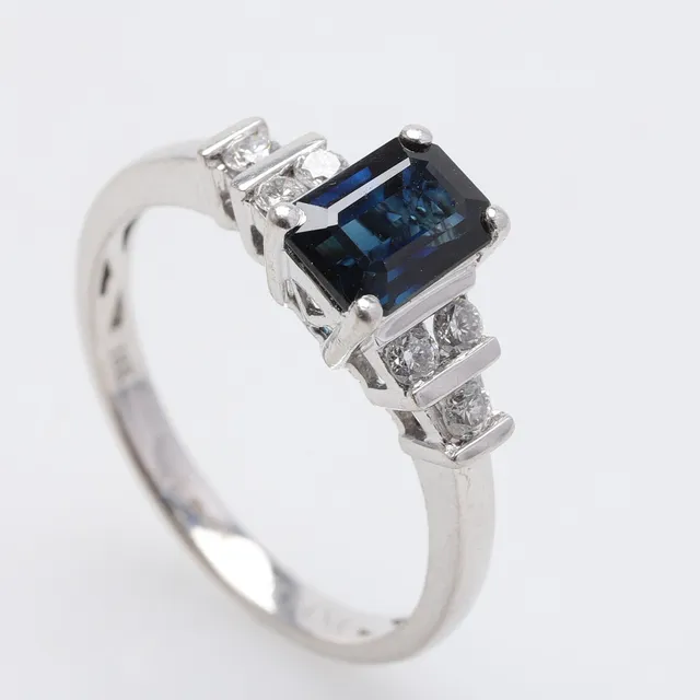 RING, 18K vitguld, syntetisk safir, 6 briljanter, ca 0,15 ct.