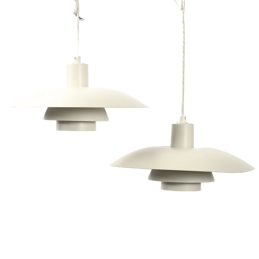 Poul Henningsen (1894-1967). Pair of PH-4/3 pendants. New edition (2) — Lamps and lighting/Pendant lights — Lauritz