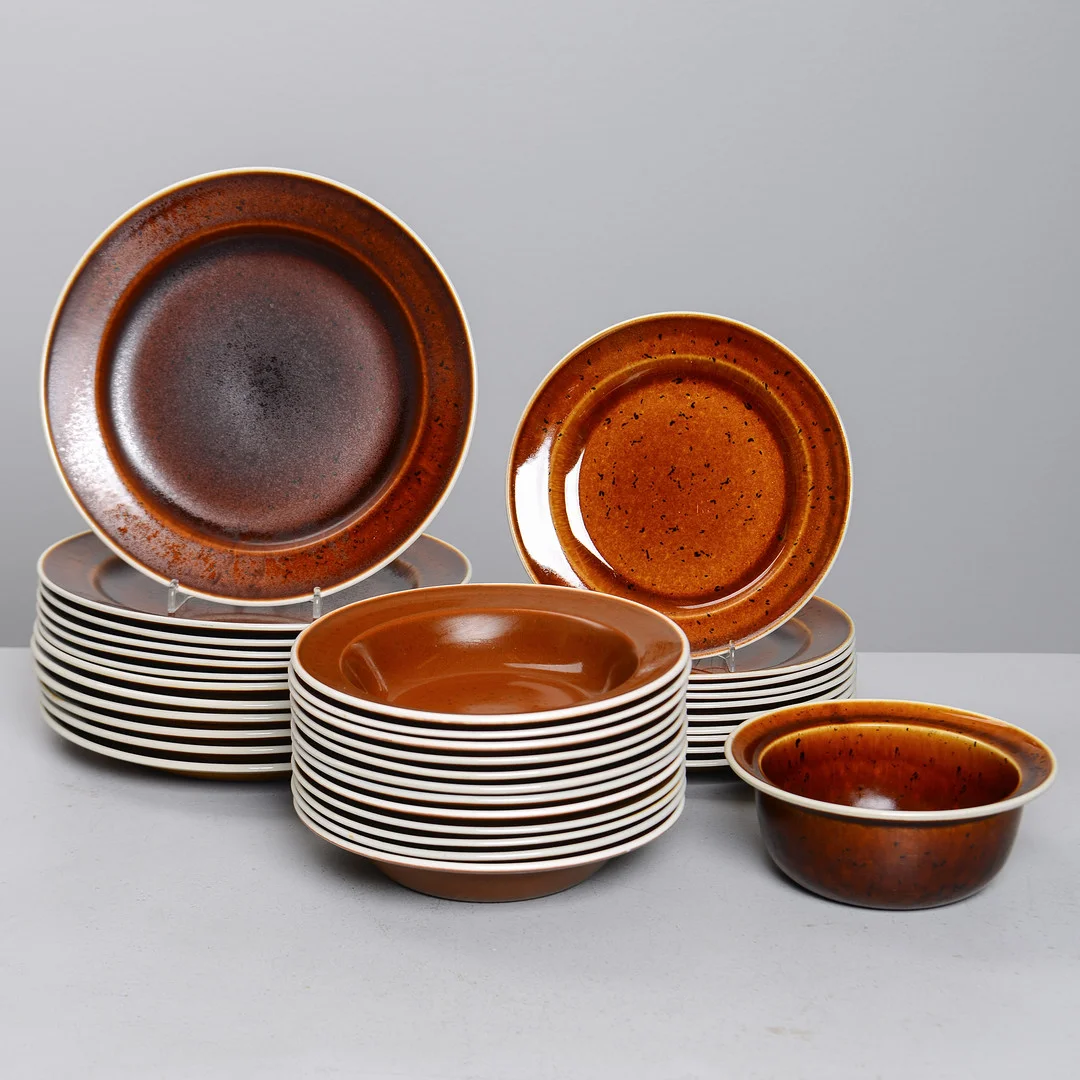 STIG LINDBERG. Servisdelar, 35 delar, "Coq", Gustavsberg, 1966-85. — Tableware — Formstad Auktioner