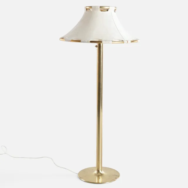 ANNA EHRNER. "Anna", gulvlampe med stel af messing, skærm udspændt med lyst stof. Udført hos Ateljé Lyktan, Åhus, model 6295. Sverige, 1970'erne.