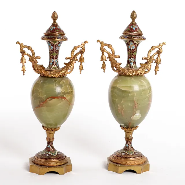 URNOR, 1 par, omkring 1900, alabaster, patinerad zink, emalj.