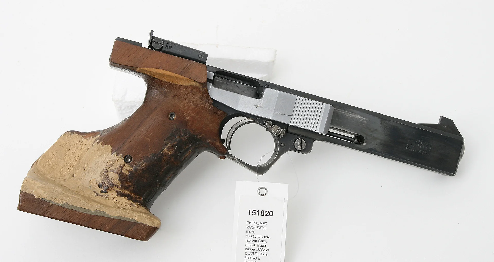 (227) PISTOL MED VÄXELSATS, finskt, Halvautomatisk, fabrikat Sako, modell Triace, kaliber .32S&W & .22LR, tillv.nr 800696 & 800773. — Pistols — Mauritz Widforss