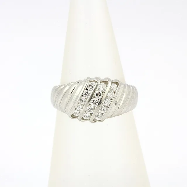 PLATINUM DIAMOND RING.