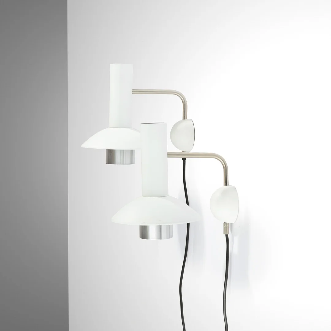 LOUIS POULSEN. Et par væglamper model 'Louise (født Poulsen)' fra 1970, hvidlakerede, ubrugte i original emballage (2). — Wall Lights — Palsgaard Kunstauktioner