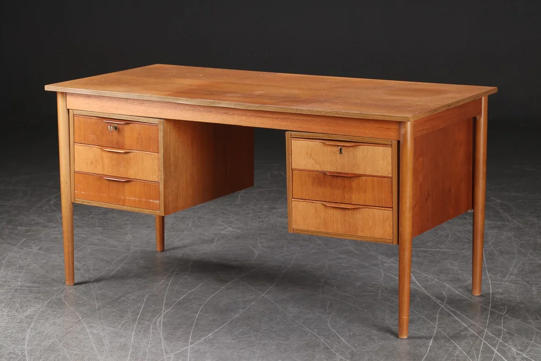 Fritstående skrivebord af fineret teak, dansk møbelproducent, 1960'erne — Furniture/Office furniture — Lauritz