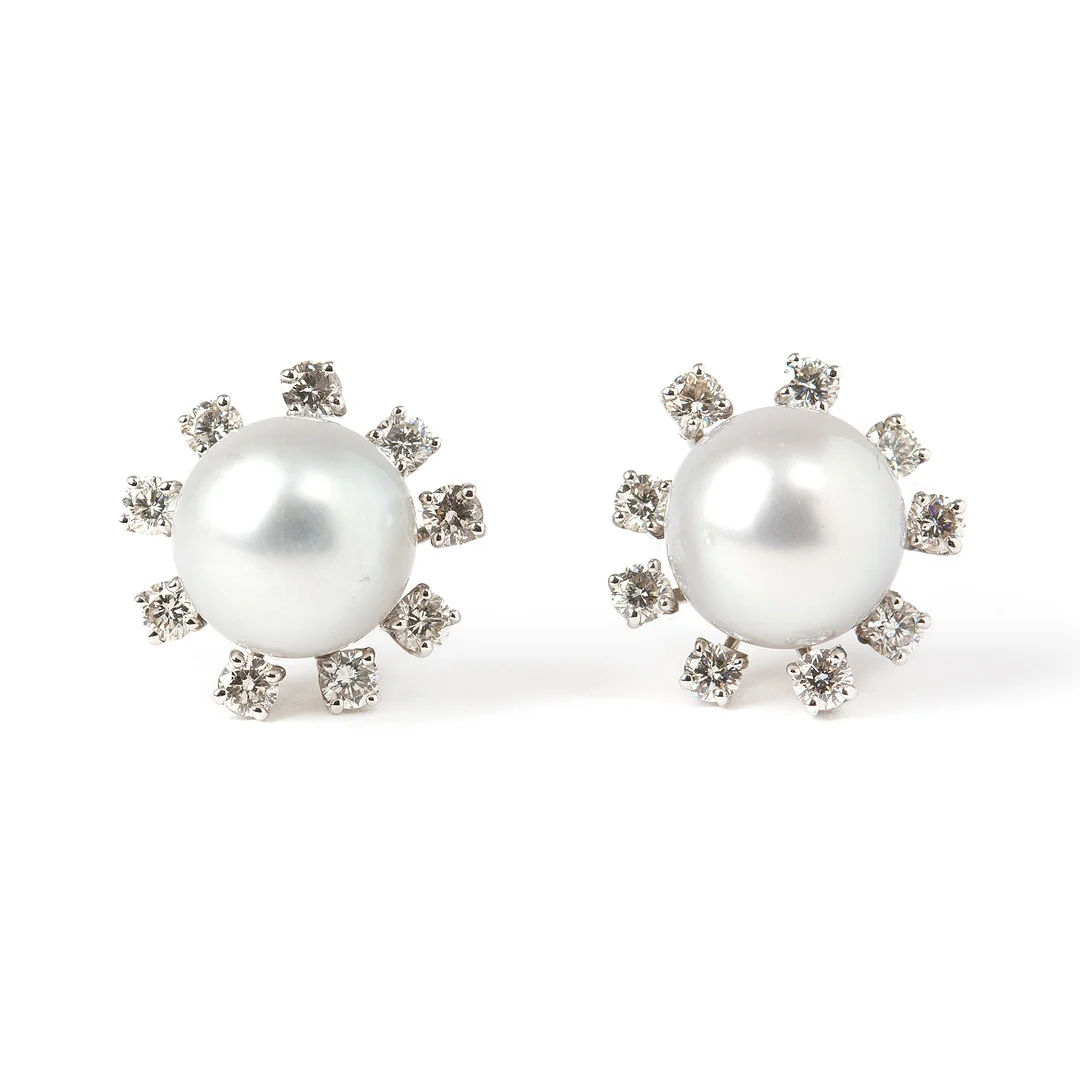 ÖRHÄNGEN, 18K vitguld med odlade pärlor och diamanter. — Earrings — Stockholms Auktionsverk Göteborg