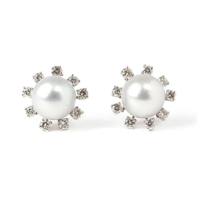 ÖRHÄNGEN, 18K vitguld med odlade pärlor och diamanter.