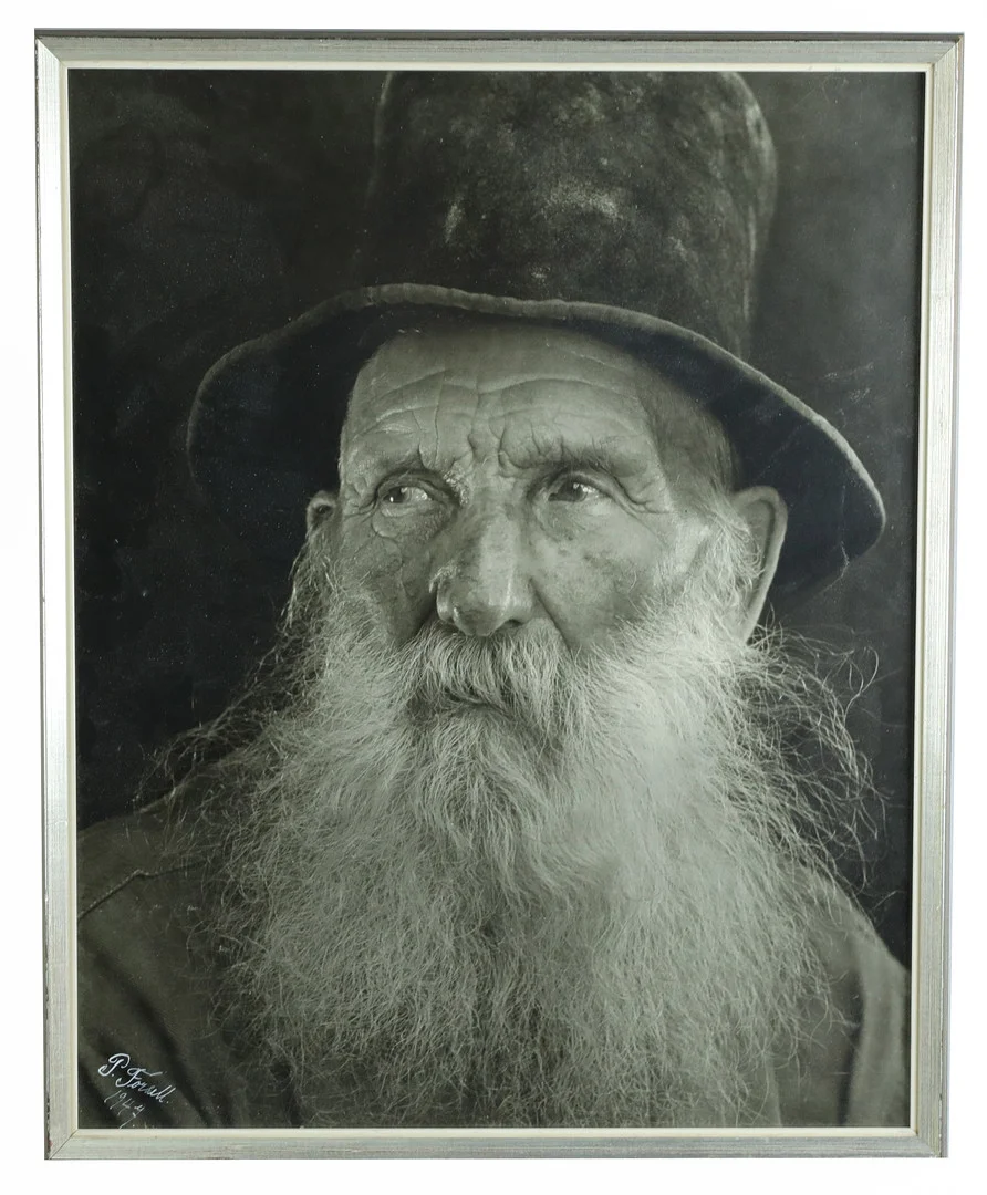PER FORSELL. Fotografi, Porträtt av "Häradstjänare Fälting" från Nås socken i Dalarna. signerad och daterad 1947. — Photography — Hälsinglands Auktionsverk