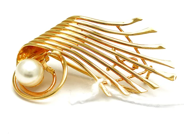 Brosch 18K 4,0g, med odlad pärla 6,6mm