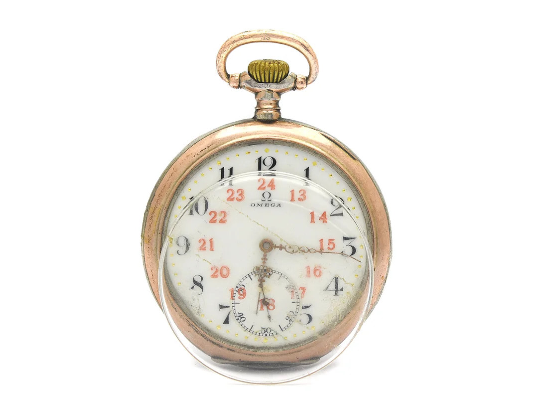 OMEGA, fickur, 51,5 mm, Serie nr. 4967082, Boett nr. 5832886, silver, ankargång, glas saknas, skadad urtavla, defekt, ca 1917. — Klockor/Omega — Kaplans