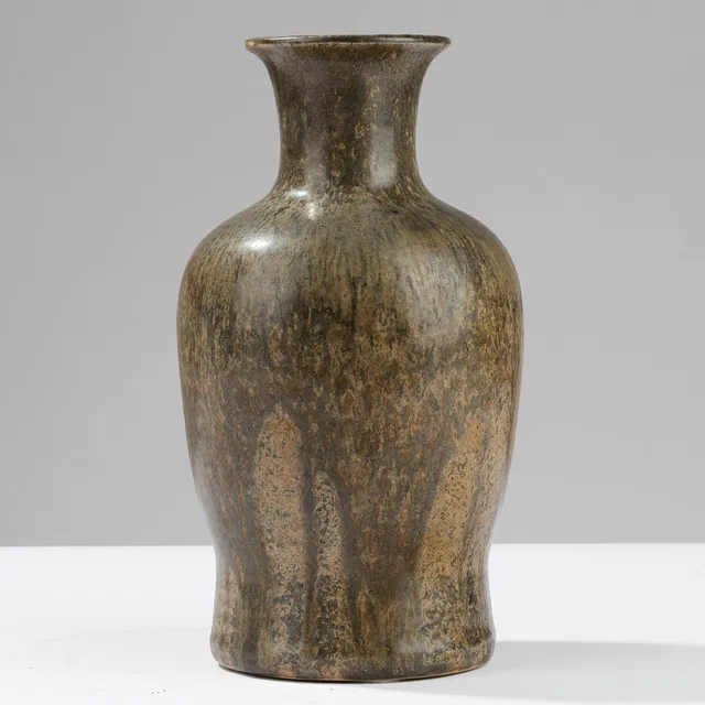 PATRICK NORDSTRÖM. Høj stentøjsvase dekoreret med mørkegrøn løbeglasur, udført på eget værksted i Islev, dateret 1924, Danmark.