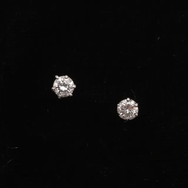 A PAIR OF DIAMOND STUD EARRINGS.