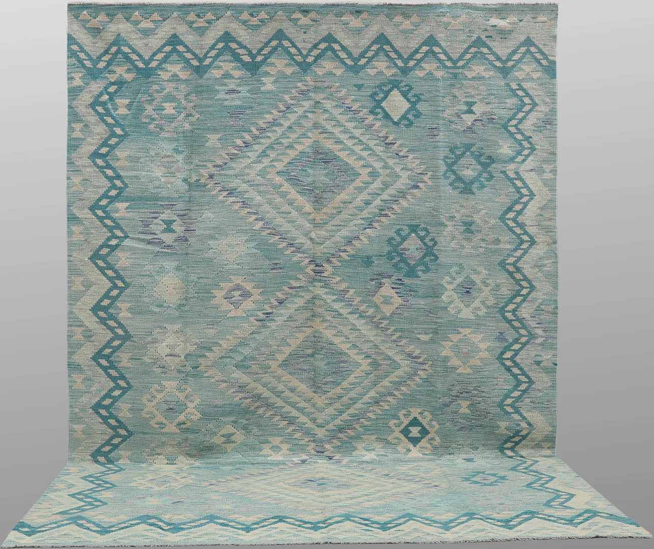 MATTA. Kelim klassisk design, 296 x 210 cm. — Oriental Carpets & Textiles — Södermanlands Auktionsverk