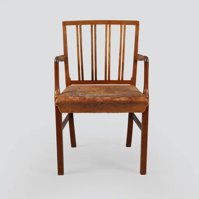 OLE WANSCHER. Fritz Hansen. Armstol af nøddetræ, model 1675, 1940'erne.