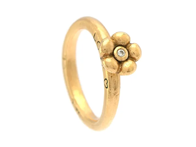 OLE LYNGGAARD, ring. Love ring med Hyldeblomst, 18K guld, briljant 0,02 ct, stl 17,25 mm, 7,6 g.