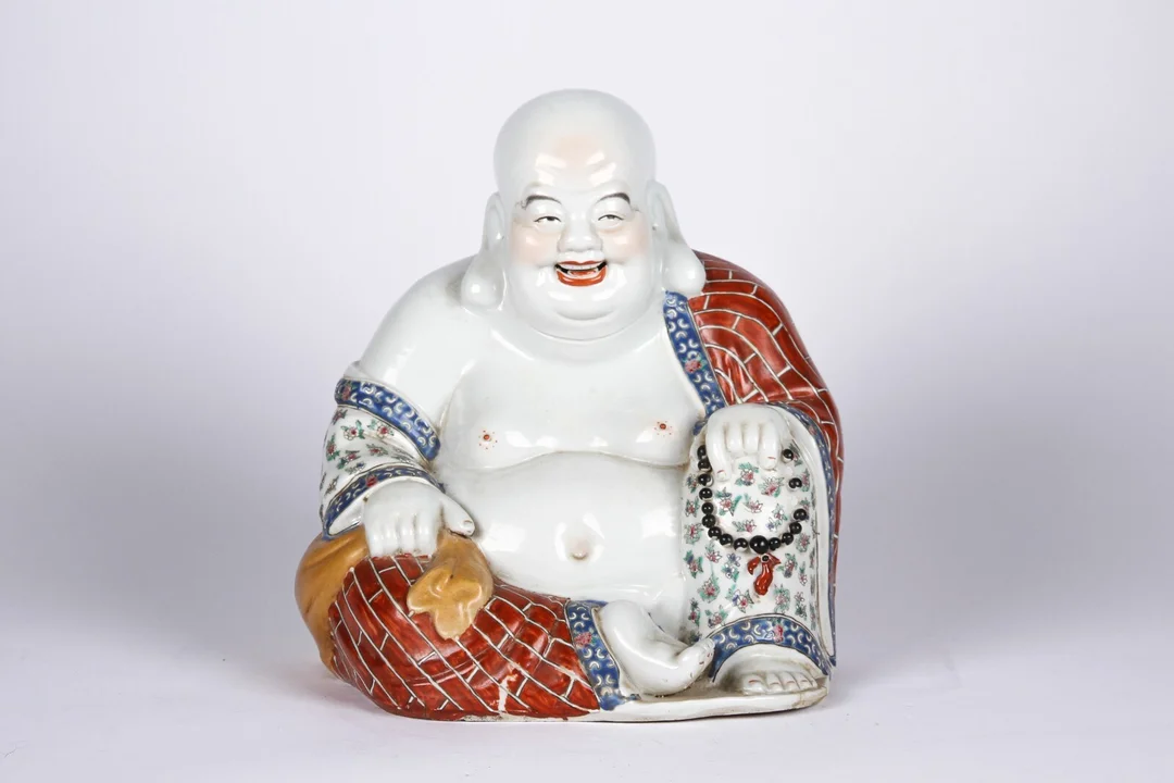 Kinesisk buddha af porcelæn — Hobby and collectibles/Asian art — Lauritz