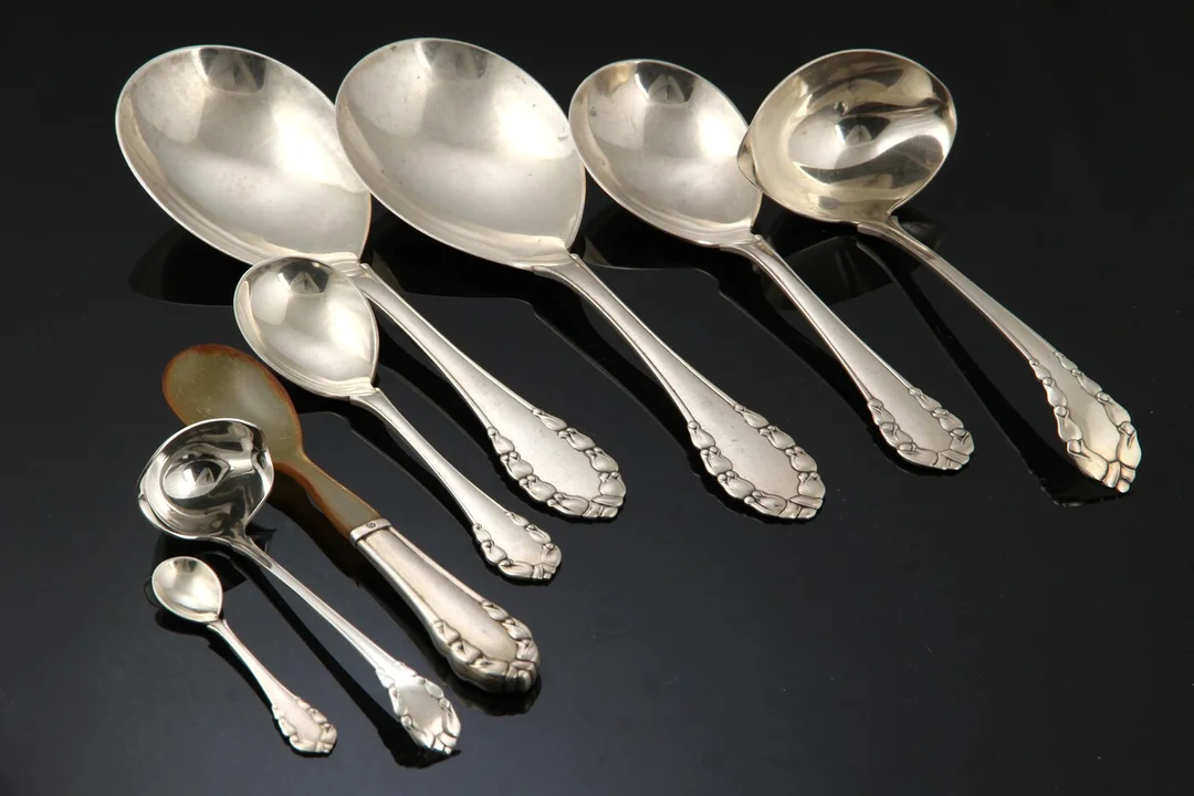 Georg Jensen, 'Liljekonval', serveringsskeer af sølv og sterlingsølv (8) — Silver, bronze, copper and pewter/Silver flatware — Lauritz