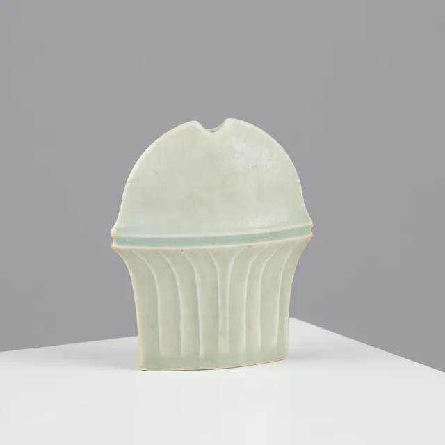 KARL SCHEID (1929-2019). Lille skulpturel vase af glaseret stentøj og udstillingskatalog fra Germanisches National Museum, Tyskland, 1977 og 1982, (2).