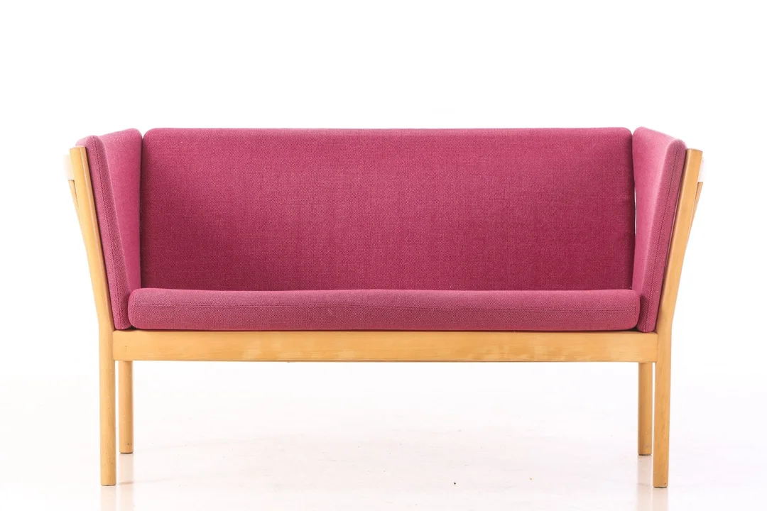 Erik Ole Jørgensen. Two-person sofa made of beech wood, model 'J-148' — Furniture/Lounge suites, sofas — Lauritz