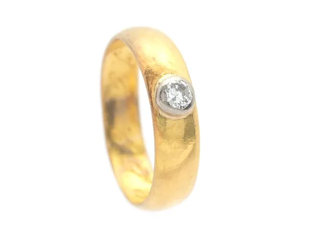 RING, 23K guld/palladium, äldre briljantslipad diamant ca 0,16 ct, ca W/VS, stl 18,25 mm, vikt 5,4 g, diamant med nagg på kuletten, sliten fattning, ringskenan något skev, gravyr.