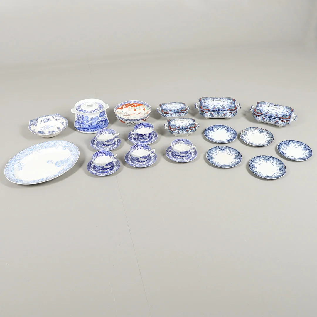 A SELECTION OF BLUE AND WHITE AND OTHER CHINA. — European — Lawrences Auctioneers