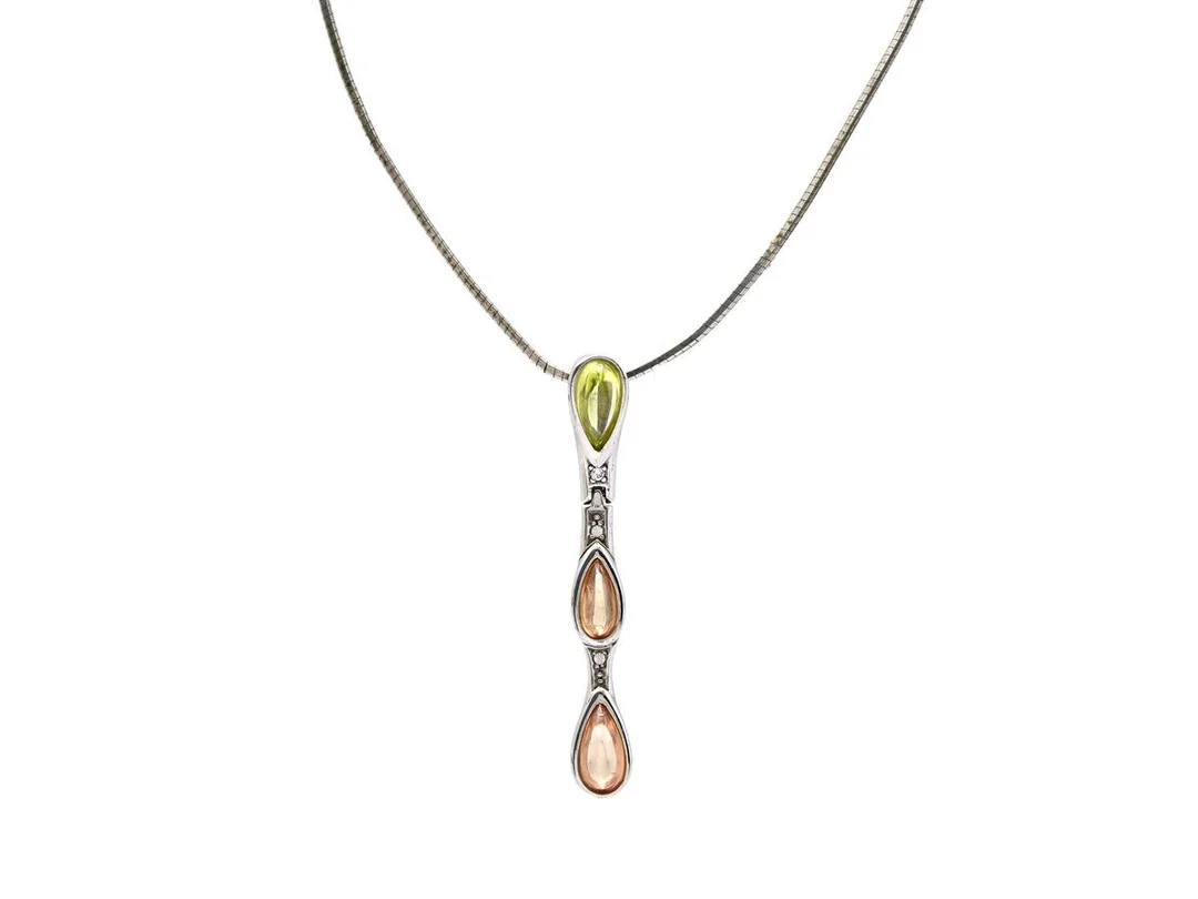 COLLIER, NINA RICCI, silverfärgad kedja, hänge, grön, orange sten, längd 42 cm, vikt 10,2 g, slitage på kedjan, ask. — Accessoarer/Övrigt — Kaplans