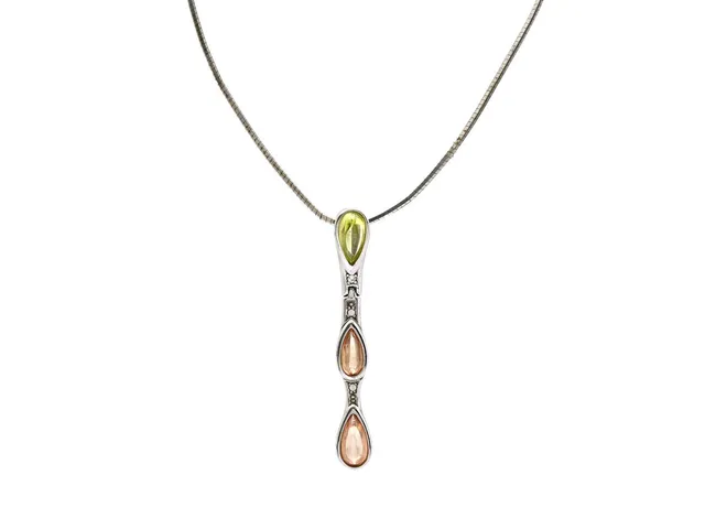 COLLIER, NINA RICCI, silverfärgad kedja, hänge, grön, orange sten, längd 42 cm, vikt 10,2 g, slitage på kedjan, ask.