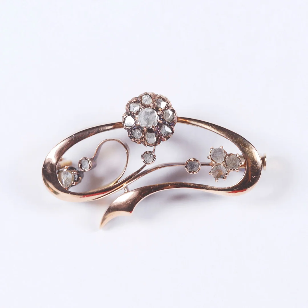 BROCHE MODERNISTA EN ORO AMARILLO CON DIAMANTES TALLA ROSA. — Brooches & Pendants — Barcelona Auctions