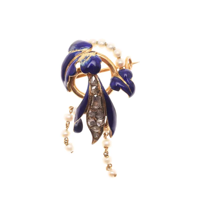 AN EARLY 20TH CENTURY ENAMEL, DIAMOND AND PEARL BROOCH.