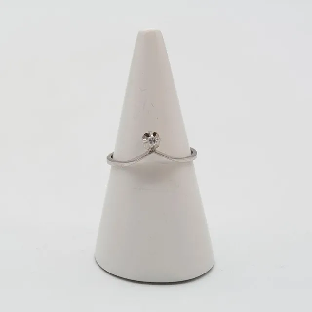 HENNING ULRICHSEN. MODERNISTISCHER DESIGNERRING AUS 14 KARAT WEISSGOLD MIT EINEM KLEINEN BRILLANTEN, "HU", VINTAGE.