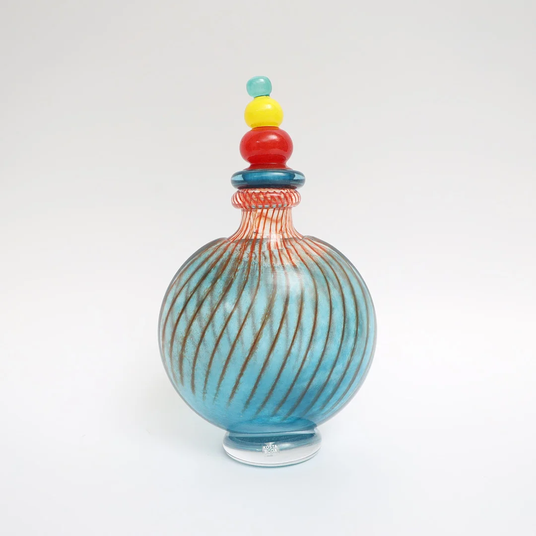 KJELL ENGMAN. Karaff, "bonbon" flerfärgat konstglas, signerad och etikettmärkt. — Art glass — Falun Auktionsbyrå