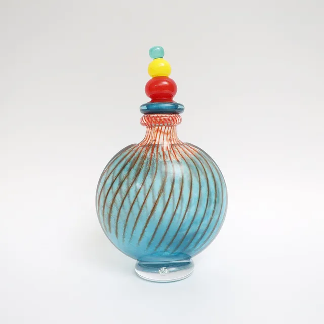 KJELL ENGMAN. Karaff, "bonbon" flerfärgat konstglas, signerad och etikettmärkt.
