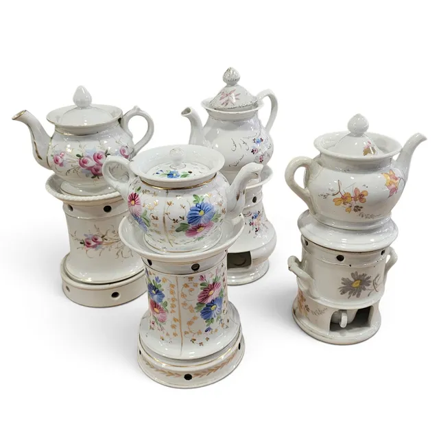 Colección de 4 teteras isabelinas siglo XIX en porcelana blanca con decoración de flores.