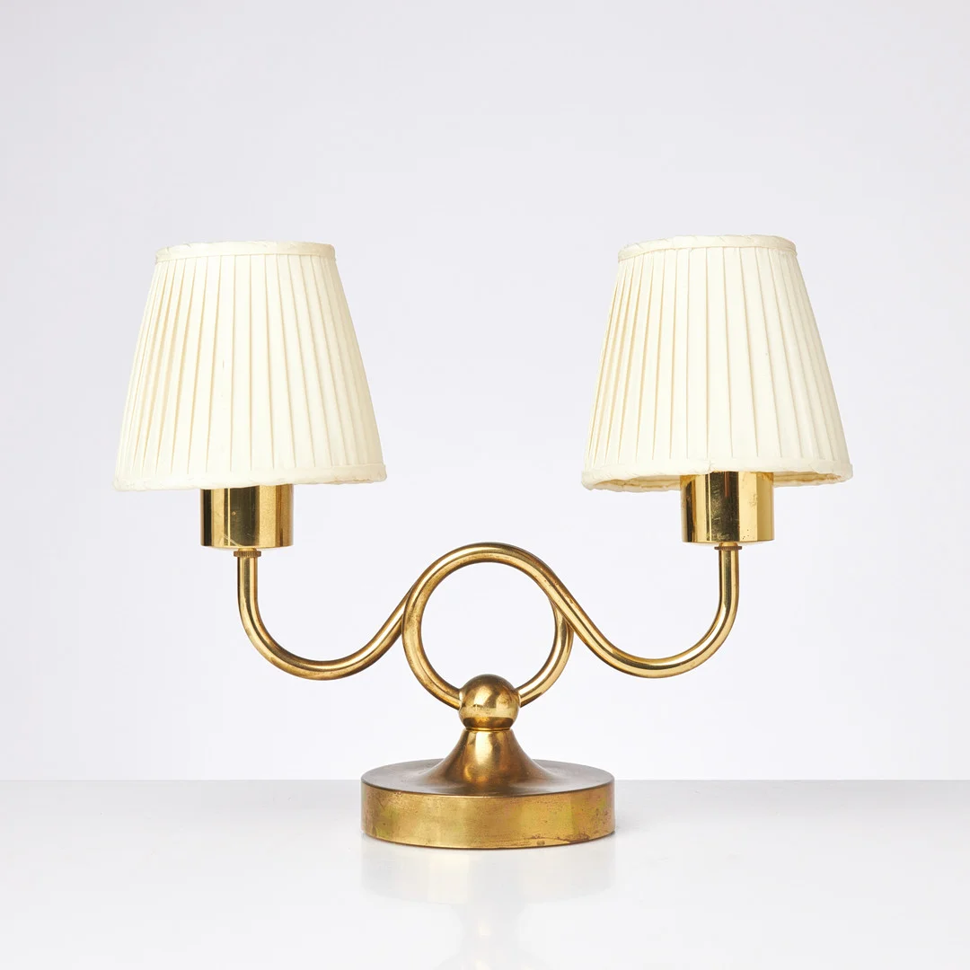 JOSEF FRANK. BORDSLAMPA, modell 2483, för Firma Svenskt Tenn, mässing, vita textilskärmar, stämpelmärkt undertill. — Table Lamps — Stockholms Auktionsverk Sickla