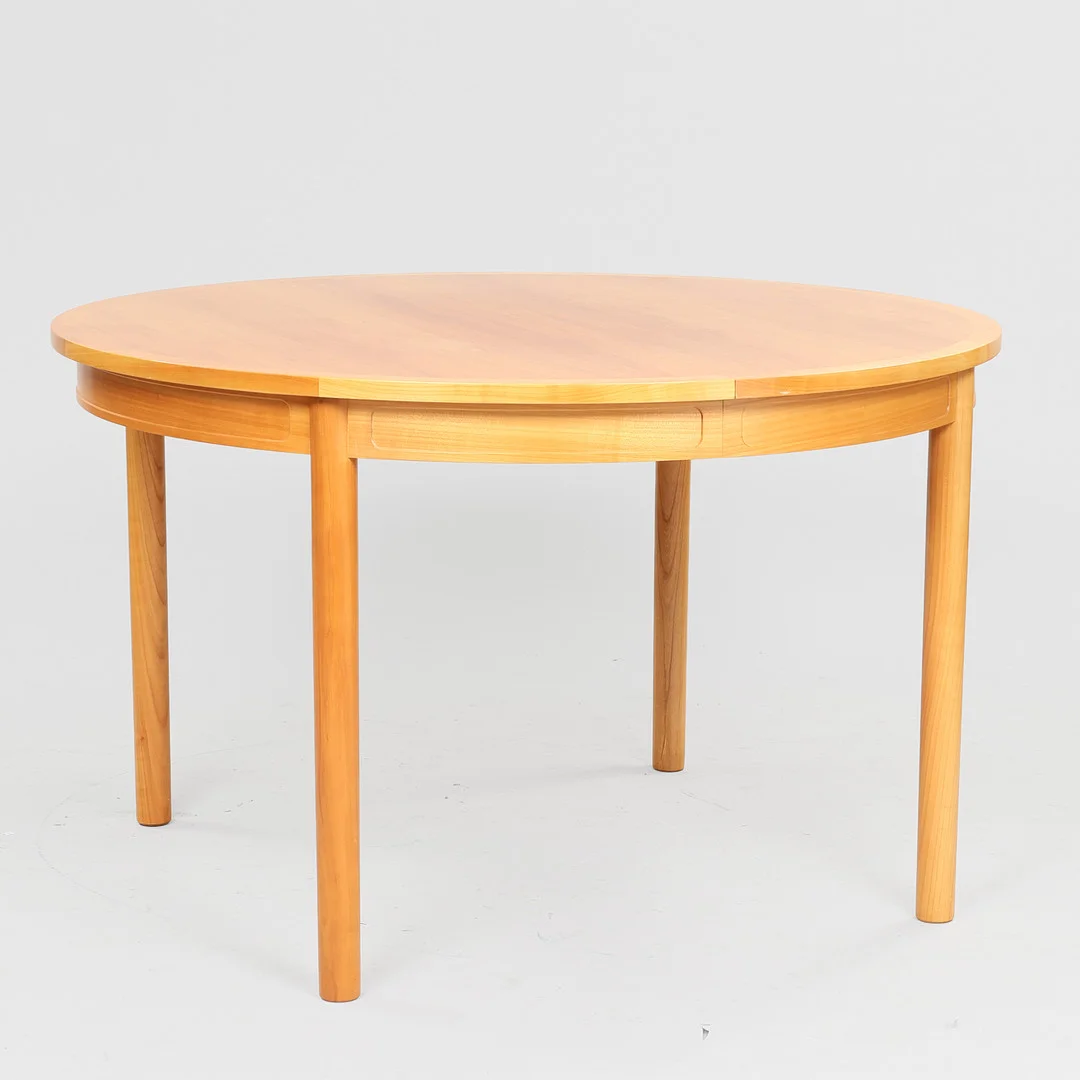 HANS J. WEGNER (1914-2007). Spisebord af kirsebærtræ med udtræk og to tillægsplader, snedkermester Niels Roth Andersen, Danmark, (1+2). — Dining tables — Palsgaard Kunstauktioner