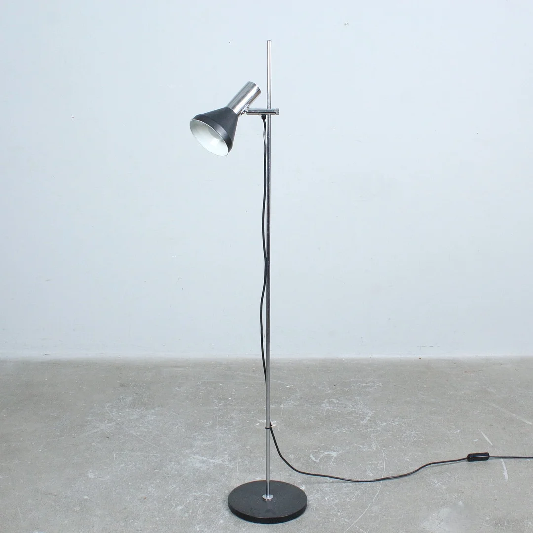 Verstellbare Mid-Century Stehlampe aus verchromtem Stahl von Gepo, 1960er, Niederlande. — Floor lights — Stockholms Auktionsverk Düsseldorf/Neuss