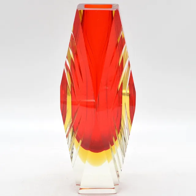 ALESSANDRO MANDRUZZATO. MURANO DESIGNERVASE, STUDIOGLAS, HANDGESCHLIFFENE OBERFLÄCHE, SOMMERSO, ITALIEN, UM 1960.