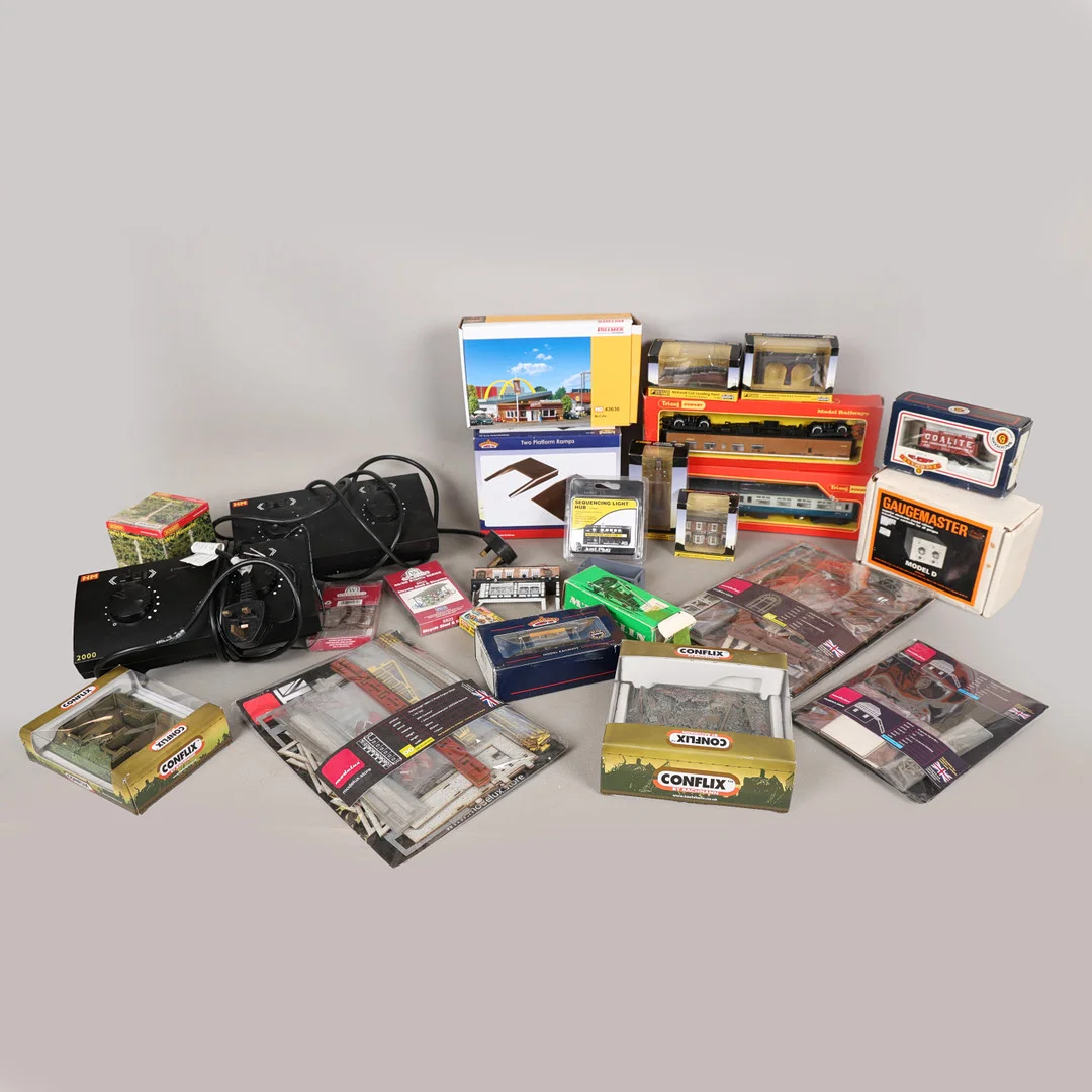 A SELECTION OF MODEL RAILWAY LAYOUT AND TENDERS (QTY). — Model railways — Bishop & Miller