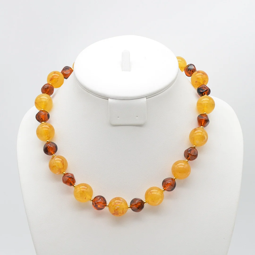 COLLIER AUS BAKELIT- UND BERNSTEINELEMENTEN. — Necklace — Kunst- und Auktionshaus Kleinhenz