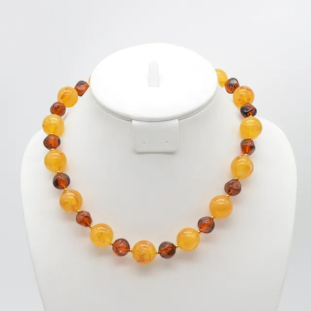 COLLIER AUS BAKELIT- UND BERNSTEINELEMENTEN.