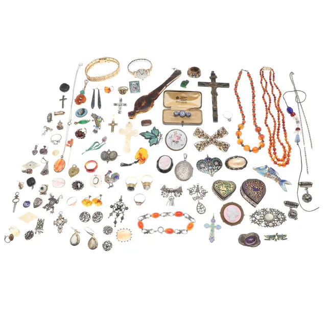 A QUANTITY OF ASSORTED JEWELLERY AND COSTUME JEWELLERY.