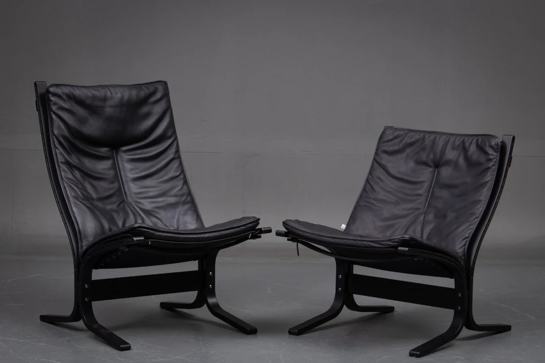 Ingmar Relling. High and low back 'Siesta Fiora' armchairs, display models (2) — Furniture/Lounge chairs — Lauritz