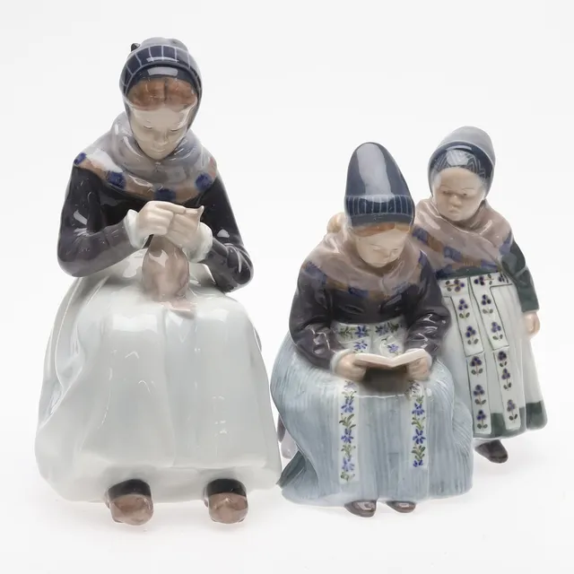 LOTTE BENTER. FIGURINER, 2 st " Amergarflickor, porslin, Royal Copenhagen, Danmark.