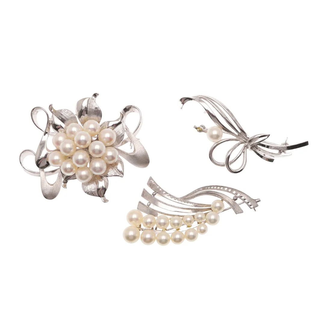 A SILVER AND CULTURED PEARL BROOCH. — Brooches & Pendants — Lawrences Auctioneers
