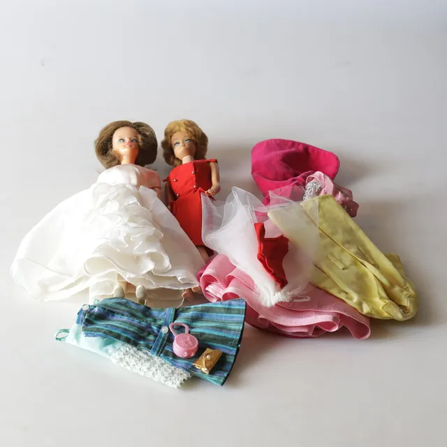 BARBIEDOCKOR, 2 st, med kläder, Mattel Inc., 1900-tal.