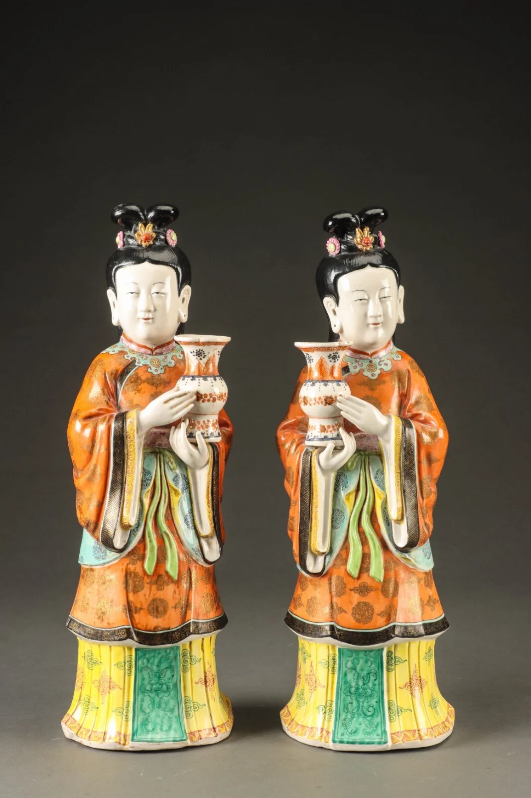 Et par kinesiske figurer af porcelæn, 1900-tallets midte (2) — Hobby and collectibles/Asian art — Lauritz